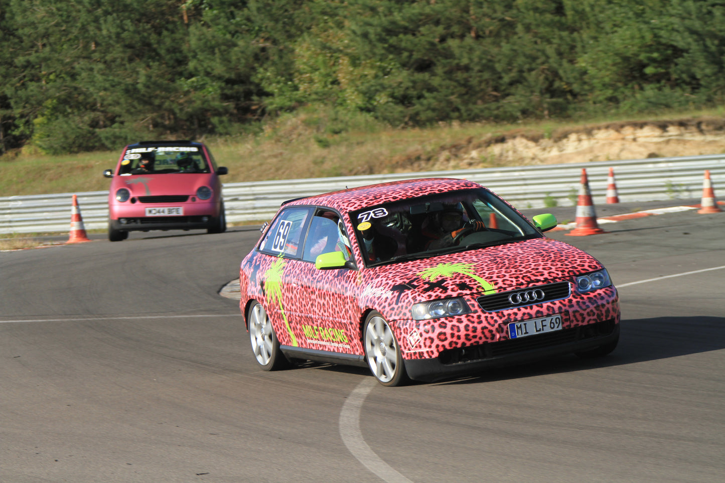 Audi A3 und Lupo von MILF Racing fahren gemeinsam durch die Schikane auf dem Circuit Meppen. Trackday 20.09.2025 von Trackday24