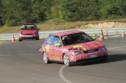 Audi A3 und Lupo von MILF Racing fahren gemeinsam durch die Schikane auf dem Circuit Meppen. Trackday 20.09.2025 von Trackday24