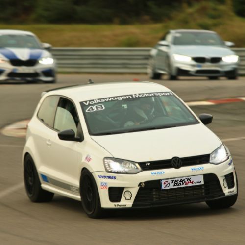 Fahrzeug in schneller Kurvenpassage beim Trackday Meppen am 12.09.2026 auf dem Circuit Meppen