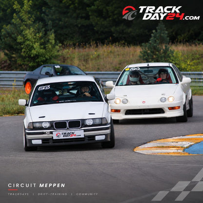 BMW E36 und Honda Integra beim Trackday auf dem Circuit Meppen von TrackDay24 in einer Kurve auf der Rennstrecke.