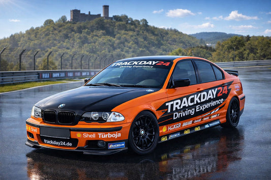 BMW E46 325 Mietdrifter von Trackday24 auf dem Nürburgring, klassisches Driftcar mit Trackday24 Branding für Drift Training, Trackdays und Driving Experience in Deutschland