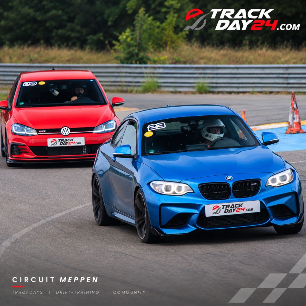 Blauer BMW M2 und roter VW Golf GTI beim Trackday auf dem Circuit Meppen von TrackDay24.