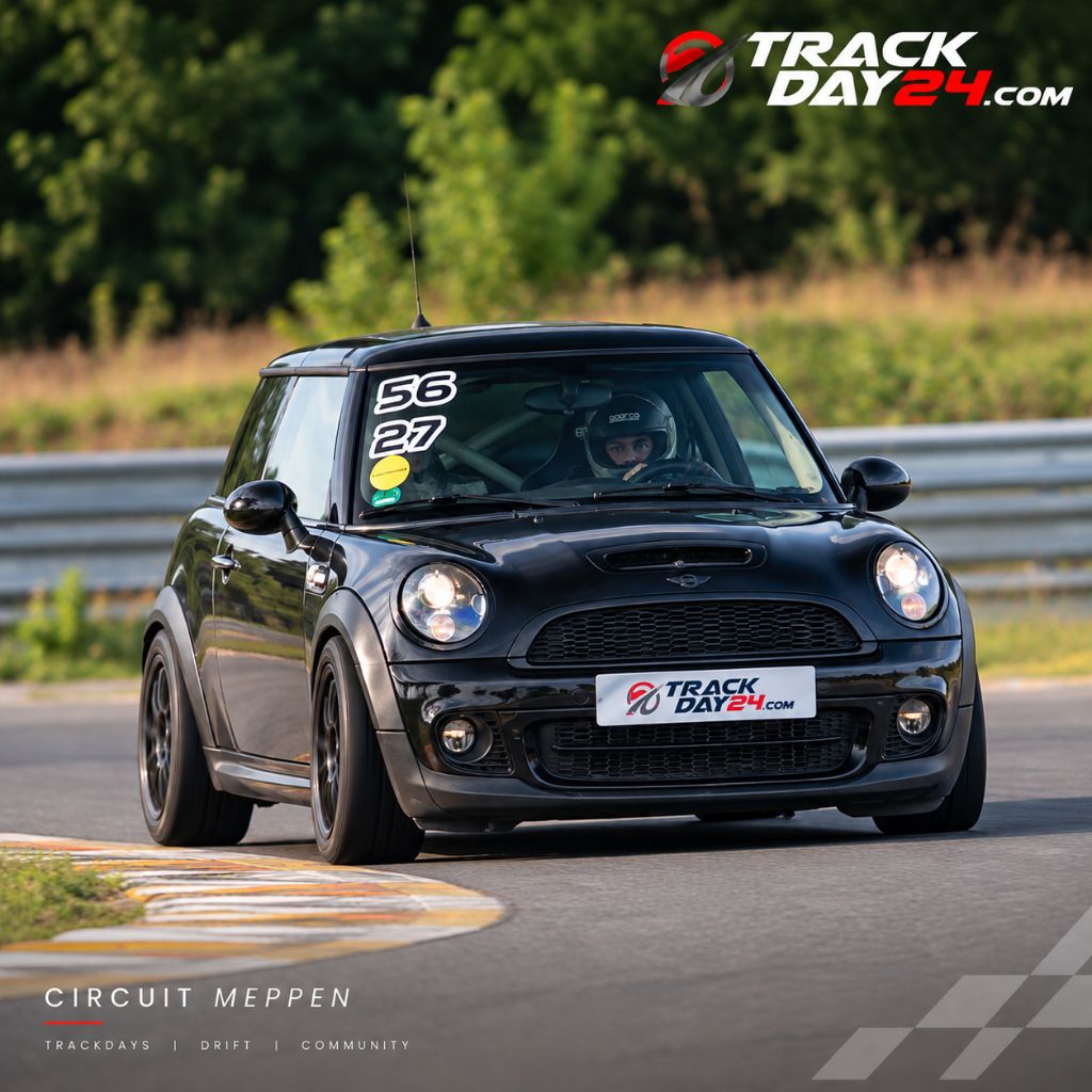 Mini Cooper beim Trackday auf dem Circuit Meppen von TrackDay24 auf der Rennstrecke.