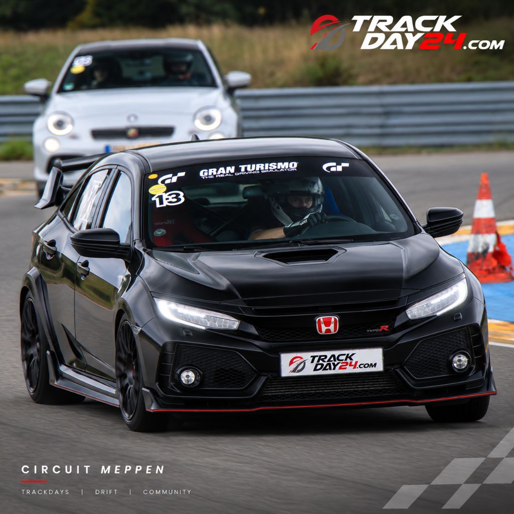 Schwarzer Honda Civic Type R beim Trackday von TrackDay24 auf dem Circuit Meppen während einer schnellen Kurvenfahrt.