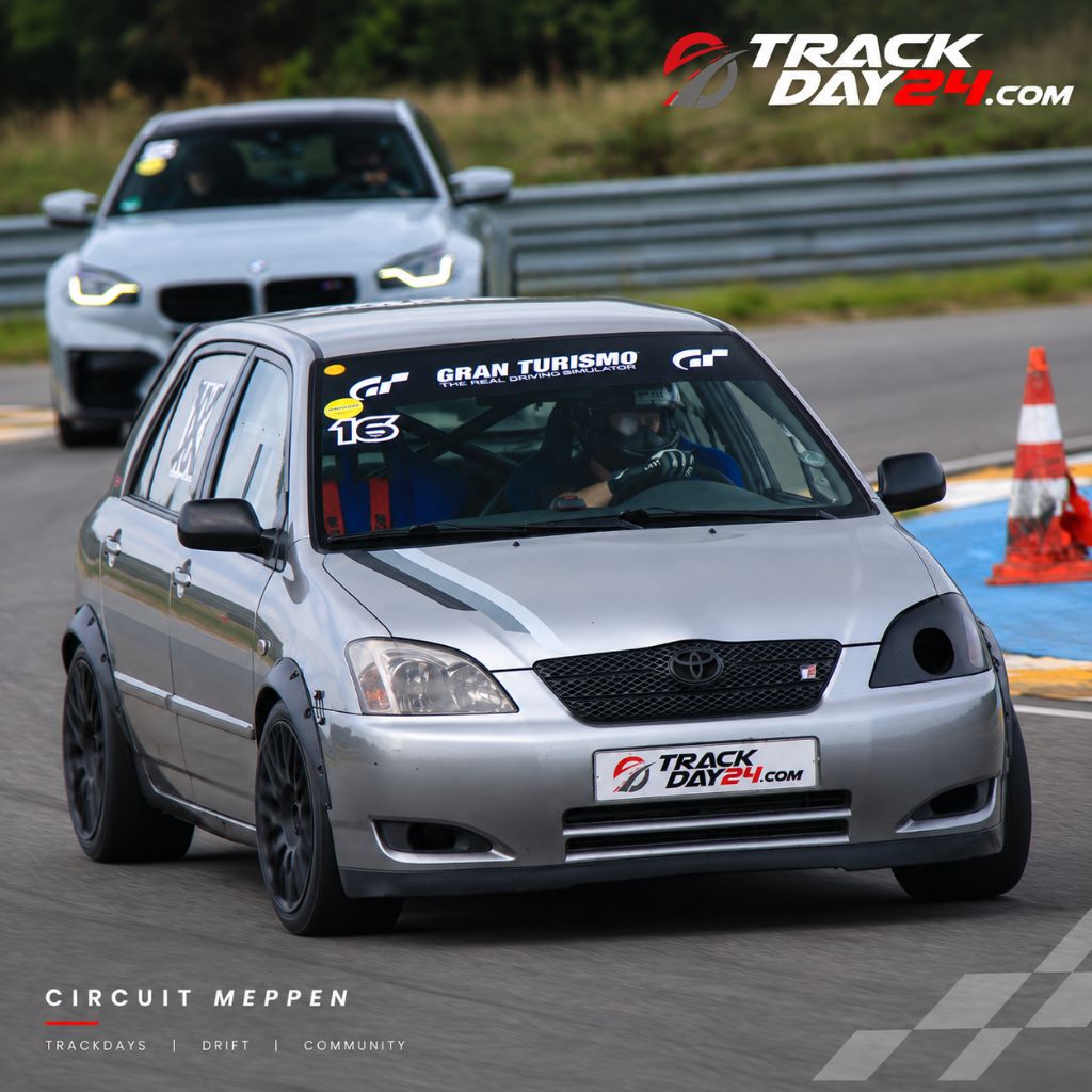 Toyota Corolla mit Motorsport Umbauten beim Trackday von TrackDay24 auf der Rennstrecke Circuit Meppen.