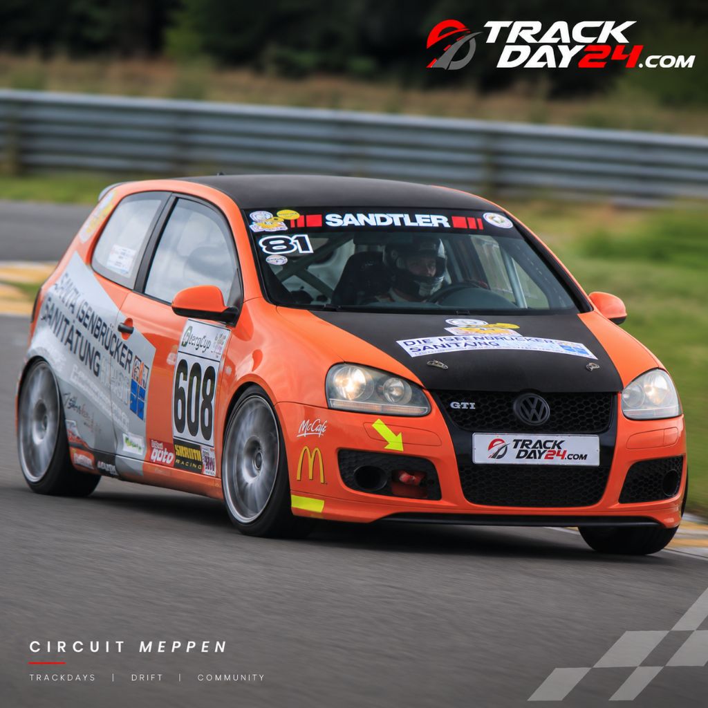 Orangefarbener VW Golf GTI Rennwagen beim Trackday von TrackDay24 auf dem Circuit Meppen in schneller Kurvenfahrt.