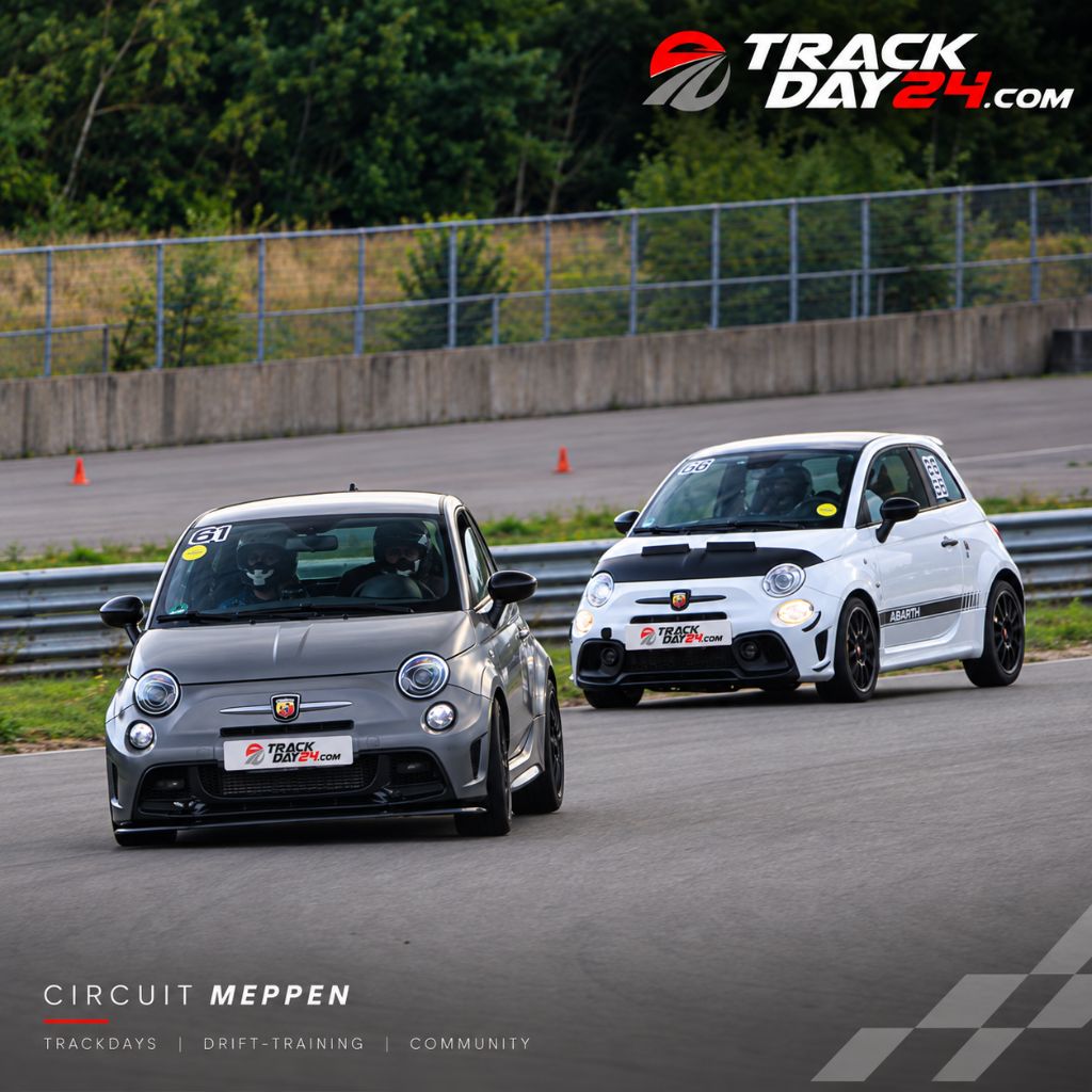 Zwei Abarth 500 beim TrackDay24 Trackday auf dem Circuit Meppen. Motorsport Action bei Trackdays, Drift Training und der TrackDay24 Community.