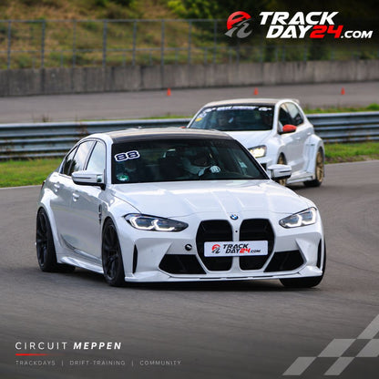 Weißer BMW M3 beim TrackDay24 Trackday auf dem Circuit Meppen mit weiterem Fahrzeug im Hintergrund. Trackdays, Drift Training und Motorsport Community bei TrackDay24.