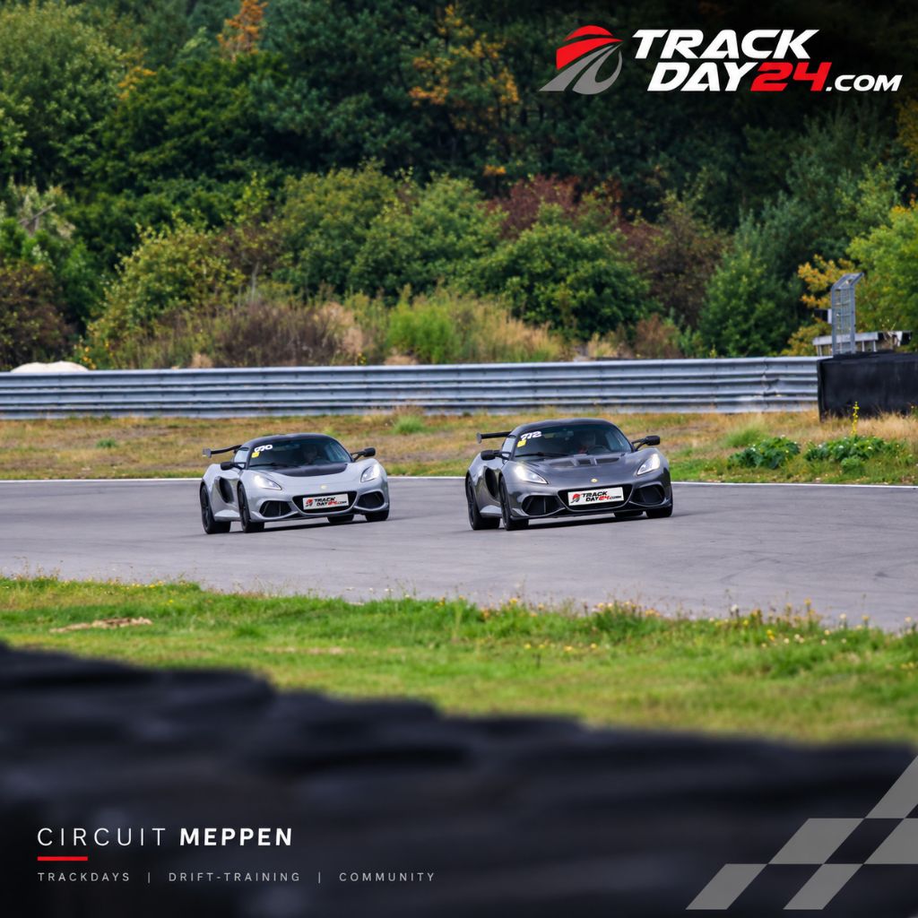 Zwei Lotus Sportwagen beim TrackDay24 Trackday auf dem Circuit Meppen. Gemeinsame schnelle Runden bei Trackdays, Drift Training und der TrackDay24 Community.