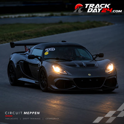 Schwarzer Lotus Exige beim TrackDay24 Trackday auf dem Circuit Meppen in der Abenddämmerung. Sportwagen Action bei Trackdays, Drift Training und TrackDay24 Community.
