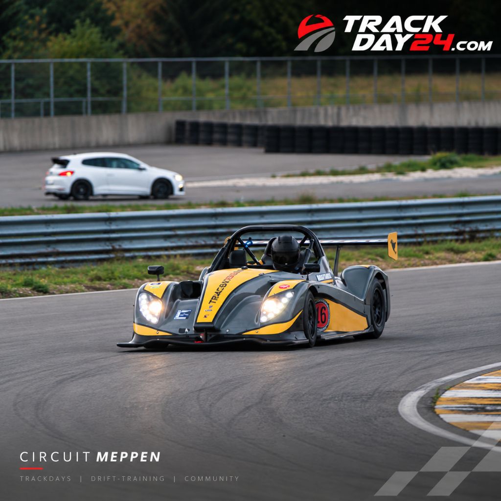 Radical Rennwagen beim TrackDay24 Trackday auf dem Circuit Meppen in einer schnellen Kurve. Motorsport Erlebnis mit Trackdays, Drift Training und TrackDay24 Community.