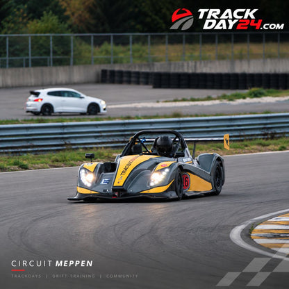 Radical Rennwagen beim TrackDay24 Trackday auf dem Circuit Meppen in einer schnellen Kurve. Motorsport Erlebnis mit Trackdays, Drift Training und TrackDay24 Community.