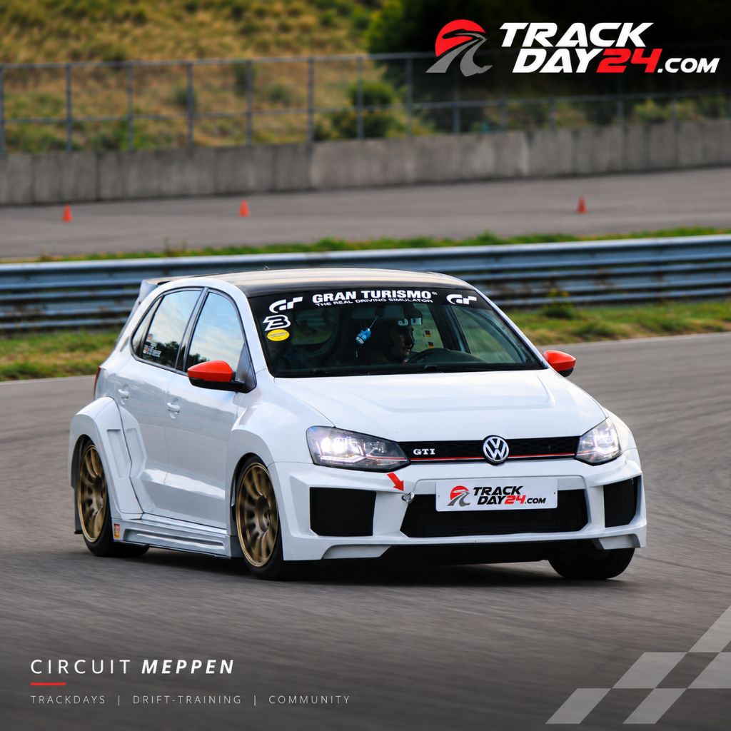 Weißer VW Golf GTI Widebody beim TrackDay24 Trackday auf dem Circuit Meppen. Trackdays, Drift Training und Motorsport Community bei TrackDay24.
