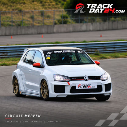 Weißer VW Golf GTI Widebody beim TrackDay24 Trackday auf dem Circuit Meppen. Trackdays, Drift Training und Motorsport Community bei TrackDay24.