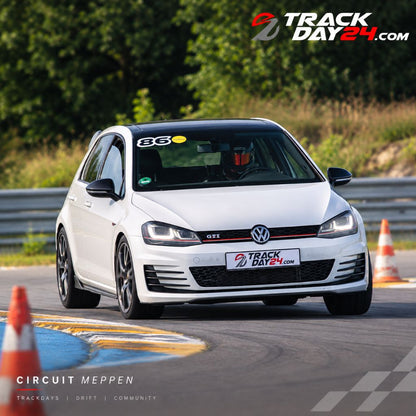 VW Golf GTI beim Trackday auf dem Circuit Meppen von TrackDay24 in einer Kurve auf der Rennstrecke