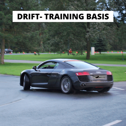 Audi R8 beim Drift Schnupperkurs von Trackday24 auf nassem Asphalt mit kontrolliertem Drift, Fahrer begeistert vom Erlebnis