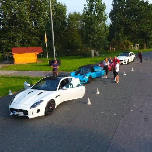 Begeisterte Teilnehmer beim Drift Basistraining von Trackday24 in der Warteschlange, Fachgespräche zwischen Fahrern mit exotischen Autos und entspannter Atmosphäre