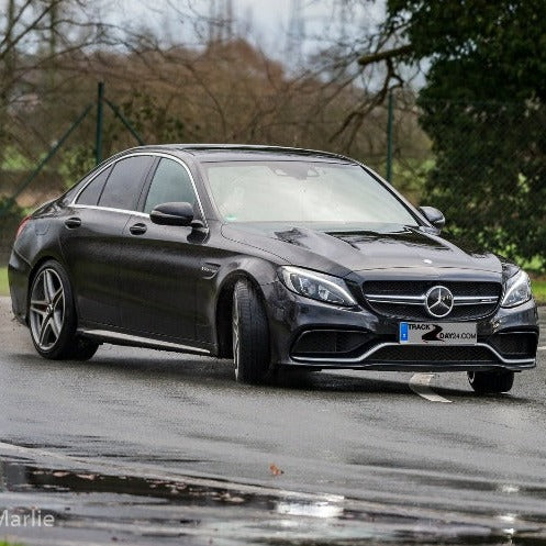 Mercedes C63 beim Drift im Kreisel im Drift Advanced Training von Trackday24, kontrolliertes Querfahren mit hoher Fahrzeugkontrolle