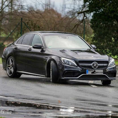 Mercedes C63 beim Drift im Kreisel im Drift Advanced Training von Trackday24, kontrolliertes Querfahren mit hoher Fahrzeugkontrolle