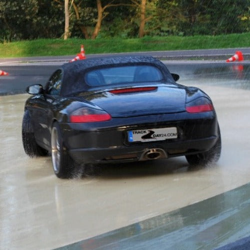 Porsche Boxster beim Drift Training auf Gleitbelag bei Trackday24, simulierte Schneedecke ermöglicht kontrolliertes Driften mit minimalem Verschleiß und ideal für Anfänger